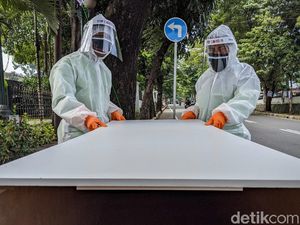 Unik, Kampanye Anti COVID-19 dengan Bawa Peti Mati