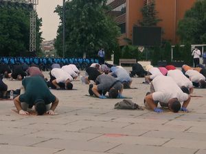 Protes Masjid Masih Ditutup, Umat Islam di Kosovo Salat di Lapangan