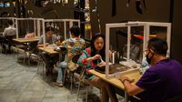 Restoran di Thailand Gunakan Plastik Pembatas