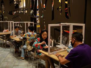 Restoran di Thailand Gunakan Plastik Pembatas