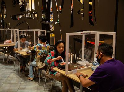 Restoran di Thailand Gunakan Plastik Pembatas