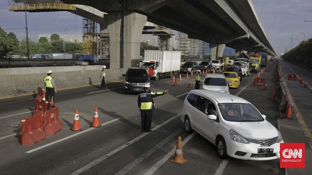 Sejumlah petugas kepolisian terlihat berjaga di kawasan tol Cikarang Barat, Bekasi, Jawa Barat, pada Kamis, 21 Mei 2020. CNNIndonesia/Adhi Wicaksono