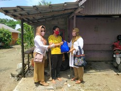 Jelang Lebaran, Andre Bagi 10 Ribu Paket Sembako, Ribuan APD-1.000 Baju Koko