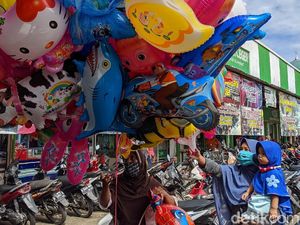 Di Tengah PSBB Pasar Ceger Tetap Ramai