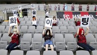 Tribune Stadion Piala Dunia Seoul yang kosong diisi dengan manekin atau boneka palsu. Boneka manusia itu kebanyakan berupa wanita, dan hanya beberapa yang pria.