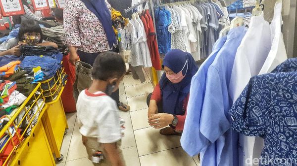 Warga Bekasi Ramai-ramai Borong Baju Lebaran