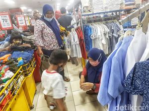 Warga Bekasi Ramai-ramai Borong Baju Lebaran