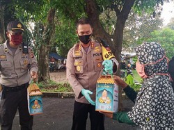 Polres Subang Bagikan Parcel Lebaran untuk Warga Terdampak Corona