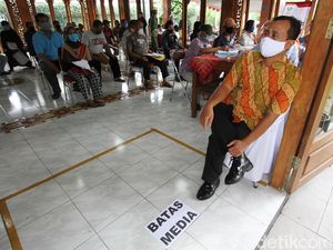 Suasana Pembagian BST di Kelurahan Jagalan