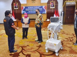 Khofifah Bagikan Ventilator untuk 20 RS Rujukan COVID-19