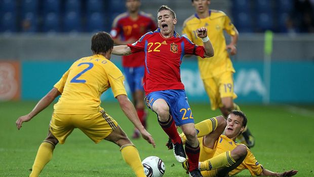 Iker Muniain ditekel lawan saat membela timnas Spanyol di Piala Eropa U-21 2011. (Photo by Ian Walton/Getty Images)