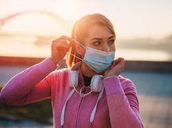 Joging Pakai Masker Bisa Bikin Paru-paru Kolaps? Ah Nggak Juga