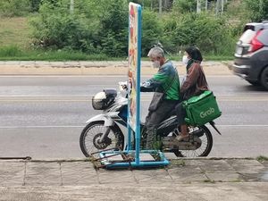 Salut! Driver Ojol Lansia Ini Semangat Antar Makanan Bersama Istrinya