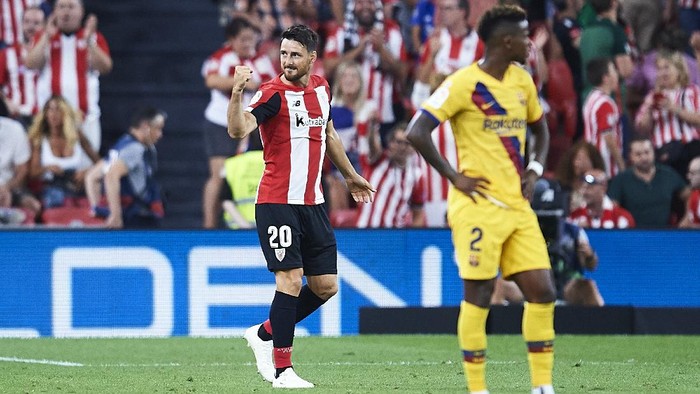 BILBAO, SPAIN - AUGUST 16: Aritz Aduriz of Athletic Club celebrates after scoring the first goal of Athletic Club during the Liga match between Athletic Club and FC Barcelona at San Mames Stadium on August 16, 2019 in Bilbao, Spain. (Photo by Juan Manuel Serrano Arce/Getty Images)