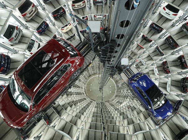 Glass Car Silo yang Spektakuler, Menara Parkir Ratusan Mobil Volkswagen