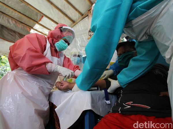 Suasana Rapid Test COVID-19 di Joyotakan Solo