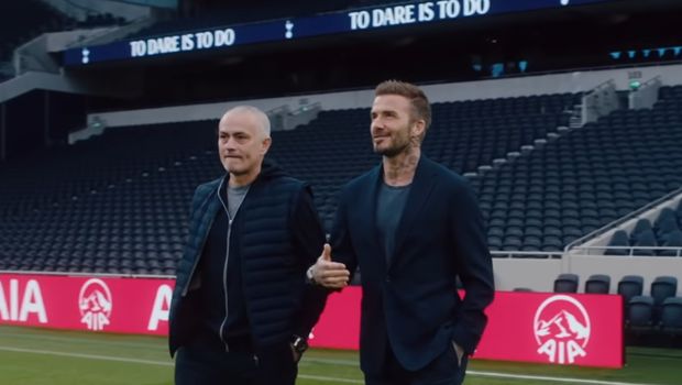 Jose Mourinho memberi David Beckham tur di Tottenham Hotspur Stadium.