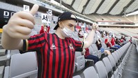 Tribune Stadion Piala Dunia Seoul yang kosong diisi dengan manekin atau boneka palsu. Boneka manusia itu kebanyakan berupa wanita, dan hanya beberapa yang pria.