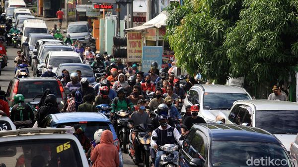 Masa PSBB, Kemacetan Terlihat di Depan Pasar Ceger Tangsel
