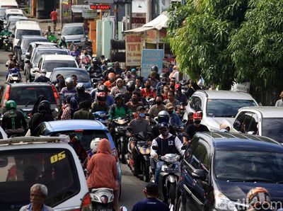 Masa PSBB, Kemacetan Terlihat di Depan Pasar Ceger Tangsel