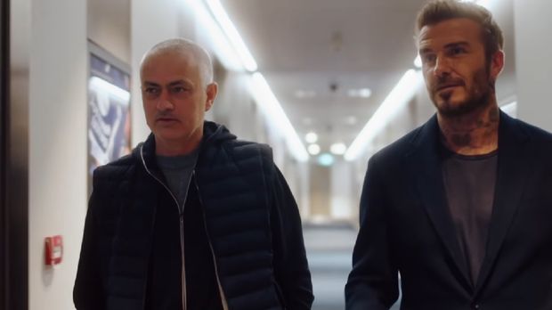 Jose Mourinho memberi David Beckham tur di Tottenham Hotspur Stadium.