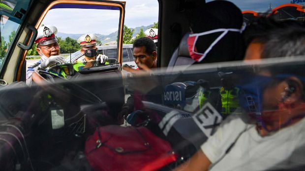 Petugas Polresta Cirebon memeriksa kendaraan yang melintas di pintu Tol Cipali Palimanan, Cirebon, Jawa Barat, Kamis (21/5/2020). Pemeriksaan tersebut sebagai upaya penyekatan gelombang pemudik jelang perayaan Hari Raya Idul Fitri 1441 H dari arah Jakarta menuju Jawa Tengah. ANTARA FOTO/Nova Wahyudi/nz