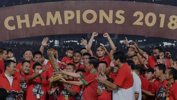 Maruarar Sirait saat mendampingi Presiden Jokowi di penyerahan Piala Presiden 2018 untuk Persija. 