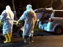 Petugas Ber-APD Evakuasi Seorang Pemudik yang Diduga Positif Corona