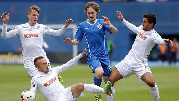 Alen Halilovic di tengah kepungan lawan saat main untuk FC Dinamo Zagreb tahun 2014. (Photo by Damir Sencar/EuroFootball/Getty Images)