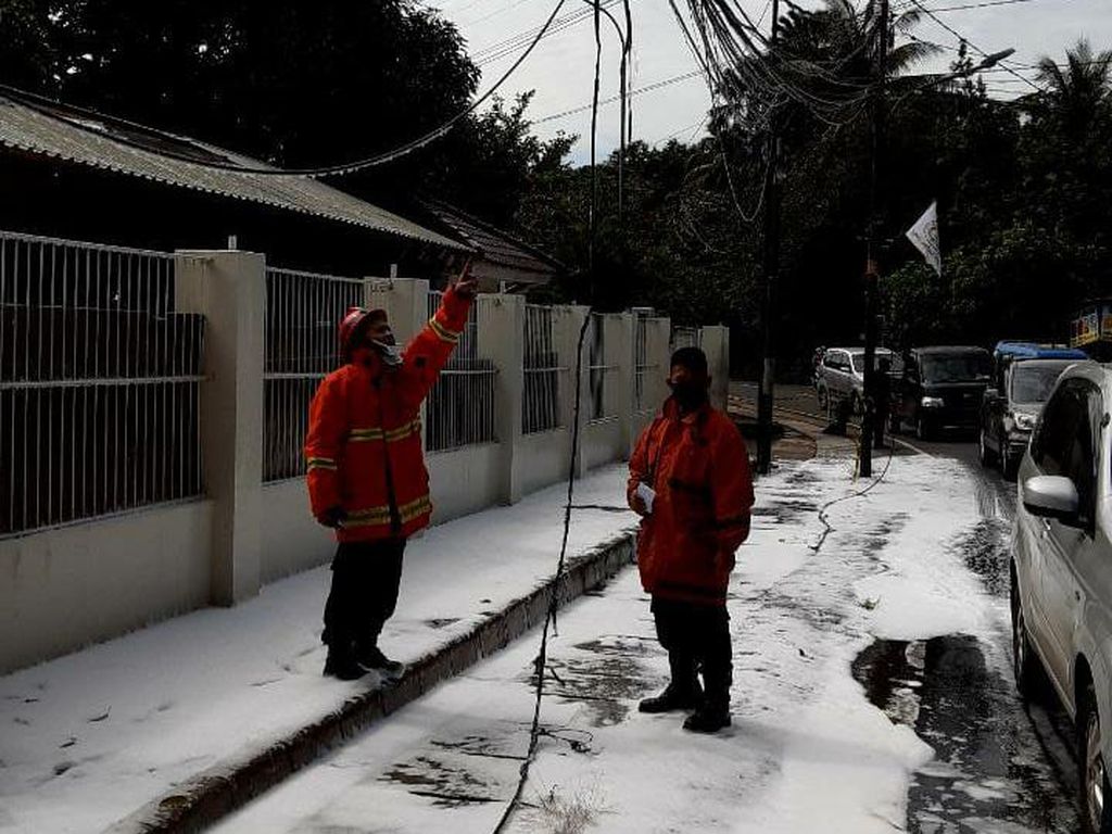 Sempat Berkobar, Api yang Membakar Kabel Optik di Jagakarsa Sudah Padam Sempat Berkobar, Api yang Membakar Kabel Optik di Jagakarsa Sudah Padam