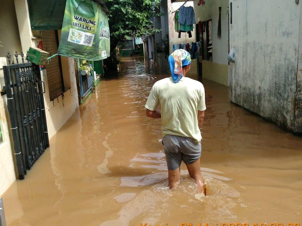 Sempat Terendam 1 Meter, Banjir di Pondok Pinang Akibat Kali Meluap Sempat Terendam 1 Meter, Banjir di Pondok Pinang Akibat Kali Meluap