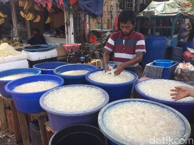 Penjualan Kolang Kaling Sepi Peminat