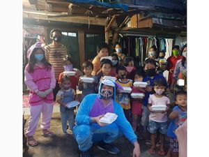 Zack Lee Ajak Putrinya Berbagi Makanan Sambil Kenakan Kostum Lucu Zack Lee Ajak Putrinya Berbagi Makanan Sambil Kenakan Kostum Lucu