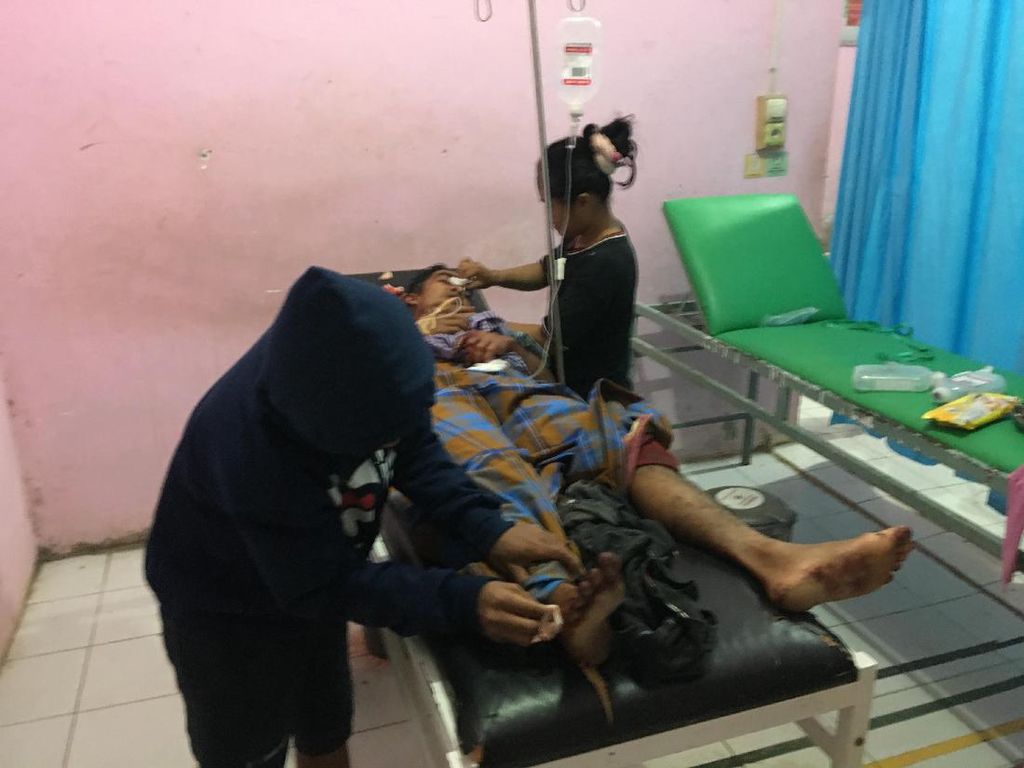 Terlibat Duel Pakai Sajam, 2 Petani di Polman Ditemukan Terluka Parah Terlibat Duel Pakai Sajam, 2 Petani di Polman Ditemukan Terluka Parah