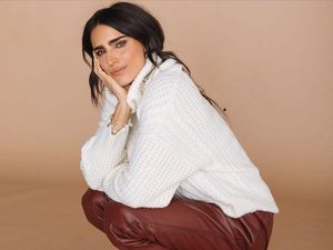 Model Seksi Jatuh dari Tangga, Video Detik-detik Jatuhnya Bikin Syok Netizen