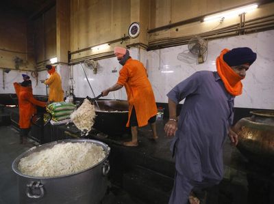 Dapur Umum Corona di Delhi Sanggup Masak 100 Ribu Makanan Per Hari