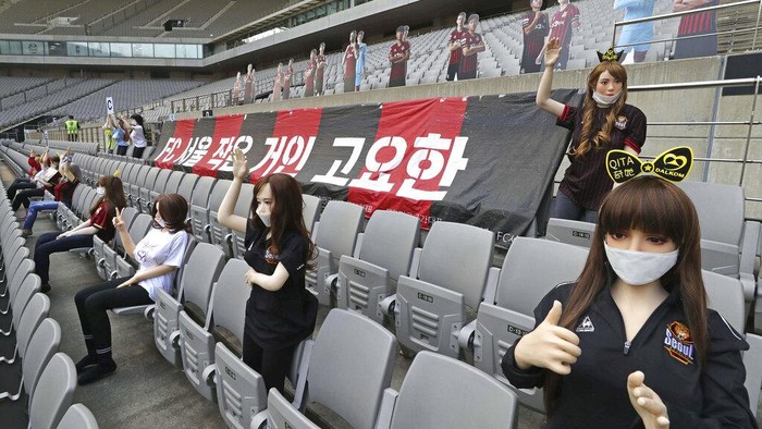 FC Seoul jadi sorotan saat menjamu Gwangju FC di Stadion Piala Dunia Seoul, Minggu (17/5). Tuan rumah mengisi tribune stadion dengan manekin mirip boneka seks.