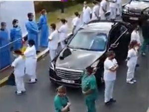 Viral! Aksi Buang Muka Petugas Medis Saat Pejabat Datang