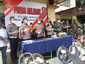 Balap Liar Tutup Jalan di Selatan Tangerang demi Sebuah Taruhan Balap Liar Tutup Jalan di Selatan Tangerang demi Sebuah Taruhan