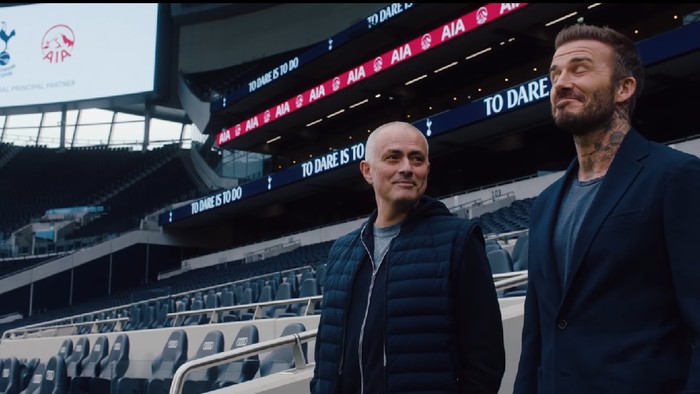 Jose Mourinho memberi David Beckham tur di Tottenham Hotspur Stadium.