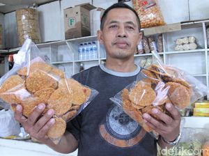 Penjual Oleh-oleh Bandung Bertahan di Tengah Pandemi Corona Penjual Oleh-oleh Bandung Bertahan di Tengah Pandemi Corona