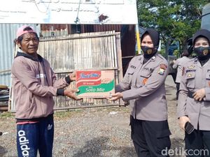 Terdampak Corona, Pemulung-Warga Kena PHK di Makassar Terima Bantuan Sembako