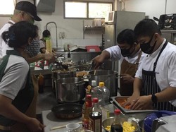 UK Petra Peduli Anak Kos Mahasiswa yang Tak Bisa Mudik Karena COVID-19