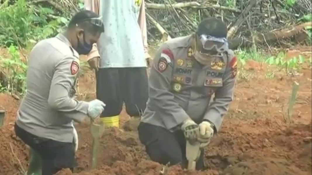 Viral perwira polisi membantu menggali makam pasien Corona yang wafat. (Foto: Istimewa) Viral perwira polisi membantu menggali makam pasien Corona yang wafat. (Foto: Istimewa)