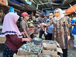 Wabup Ingatkan Pedagang dan Masyarakat Lumajang Pakai Masker dan Jaga Jarak