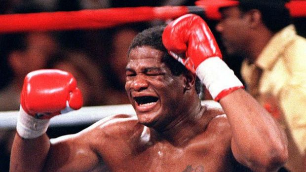 WBO Heavyweight Champion Riddick Bowe celebrates after defeating challenger Evander Holyfield with a TKO in the 8th round of their 3rd rematch in Las Vegas 04 November. AFP PHOTO/Jeff HAYNES (Photo by JEFF HAYNES / AFP)