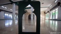 Jarak Antara Orang Sholat dengan Sutrah dan Ukurannya