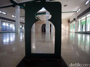 Jarak Antara Orang Sholat dengan Sutrah dan Ukurannya Jarak Antara Orang Sholat dengan Sutrah dan Ukurannya
