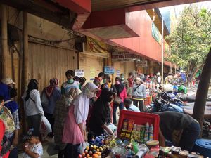 Pasar Kebayoran Lama Diserbu Jelang Lebaran, Warga Berkerumun Belanja Pakaian