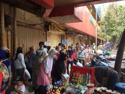 Pasar Kebayoran Lama Diserbu Jelang Lebaran, Warga Berkerumun Belanja Pakaian